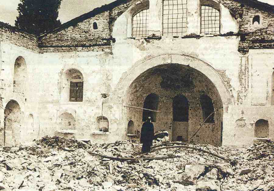 Ο Πατριάρχης Αθηναγόρας προσεύχεται μπρος στην αναποδογυρισμένη Αγία Τράπεζα της κατεστραμμένης Παναγίας Βελιγραδίου (Μπελγρατκαπού) [© Κληρονόμοι Δημητρίου Καλούμενου / Διπλωματικό και Iστορικό Aρχείο ΥΠΕΞ].