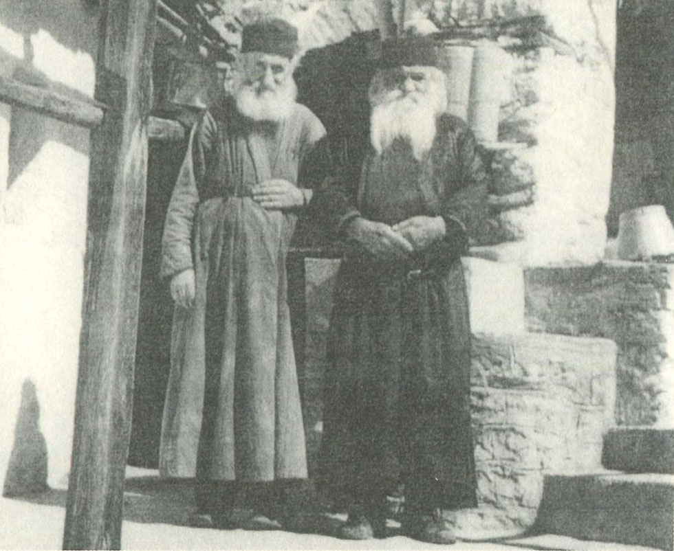 Ο μακάριος Γέροντας Χριστόδουλος Κατουνακιώτης (δεξιά), με τον εκλεκτό υποτακτικό του μοναχό Καλλίνικο