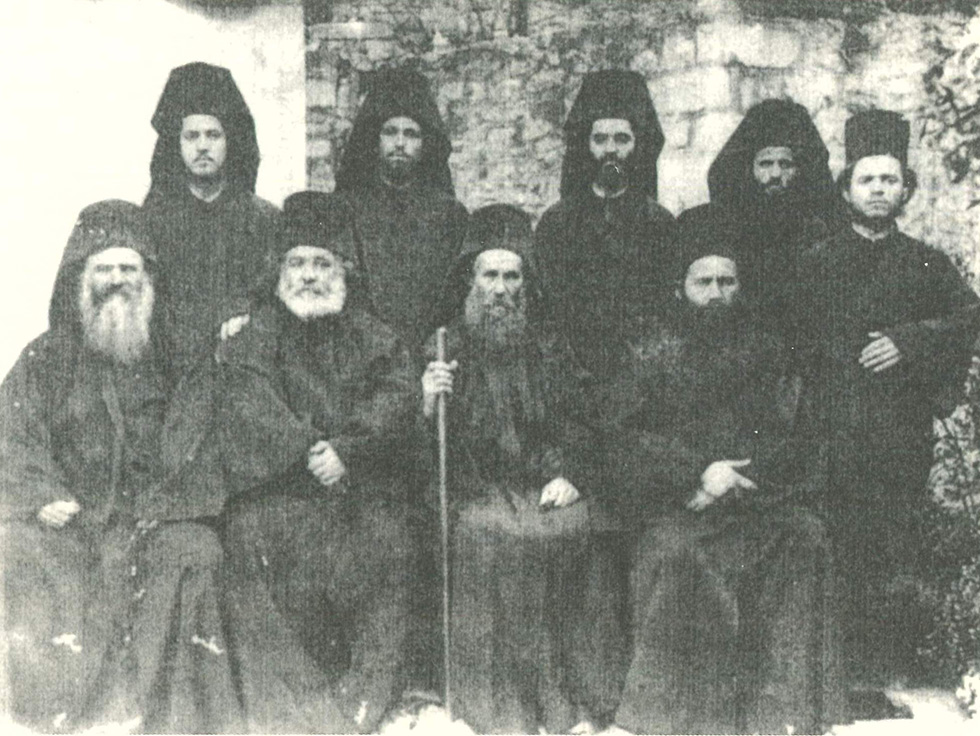 Η αδελφότητα των Ιωασαφαίων, ο ιερομόναχος Ιωάσαφ είναι κάτω δεξιά