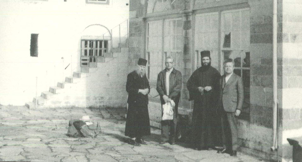 Γέροντας Μόδεστος Κωνσταμονίτης (αριστερά) στον αυλόγυρο της μονής του (1978)
