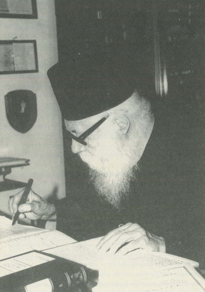 Μοναχός Θεοδόσιος Αγιοπαυλίτης, στη βιβλιοθήκη με τις φίλες γραφές του.