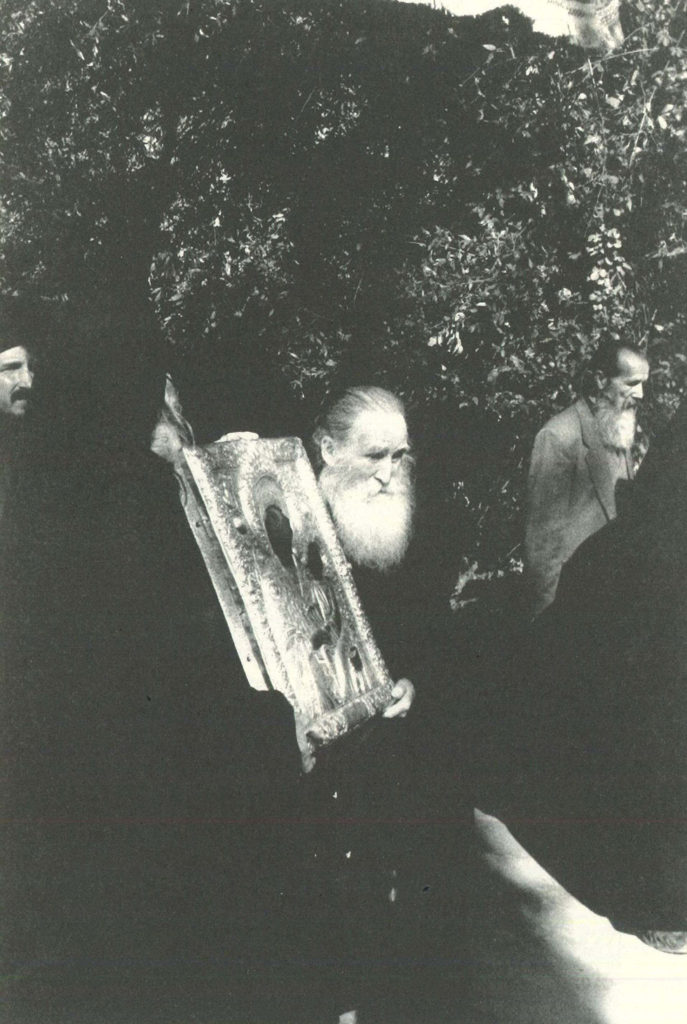 Ο μοναχός Εφραίμ Λαυριώτης, βαστώντας την εικόνα της Φοβεράς Προστασίας (φωτ. μοναχού Παϊσίου Καρυώτη)