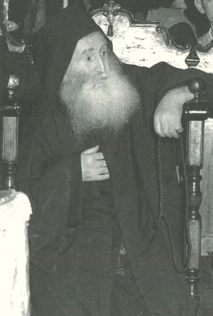 Ο μοναχός Εφραίμ Λαυριώτης στο ναό του Πρωτάτου (φωτ. μοναχού Γαβριήλ Φιλοθεΐτου