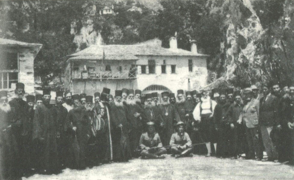 Πατέρες μετά από πανήγυρη στο νεώριο της μονής Διονυσίου (φωτ. 1933).