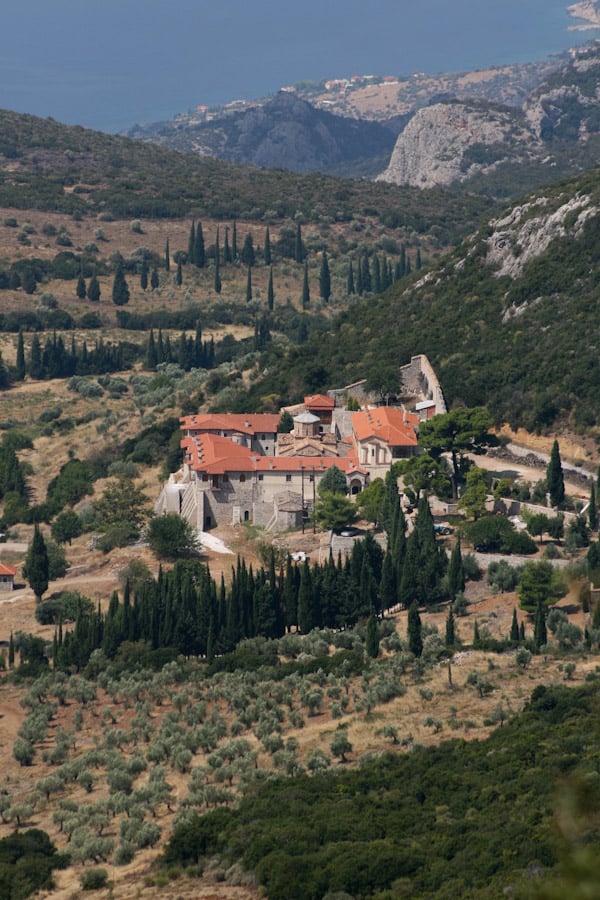 Το μοναστήρι βρίσκεται σχετικά κοντά στις παραλιακές τοποθεσίες 