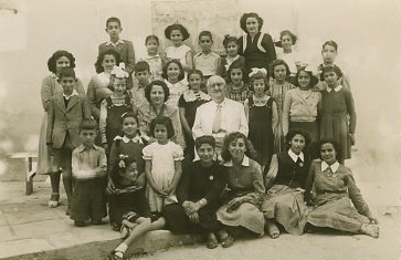 1952, Ο Μανώλης Καλομοίρης με τη διευθύντρια και μαθητές του Εθνικού Ωδείου Λάρνακος