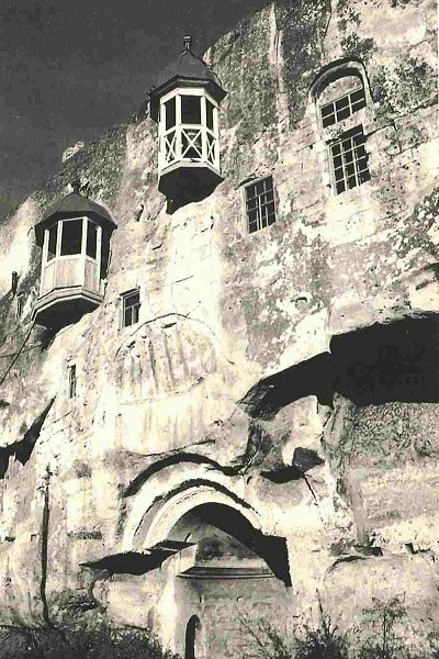 Σεβαστούπολη. Μονή Ίνκερμαν, σκαλισμένη μέσα στο βράχο. Ιδρύθηκε τον 8ο αιώνα. Στον τόπο αυτό εξορίστηκαν ο απόστολος Ανδρέας και ο άγιος Κλήμης Ρώμης