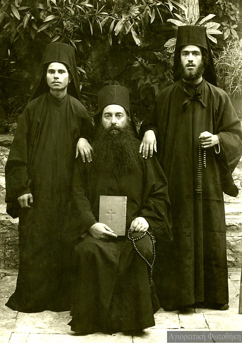 Άνθιμος ιερομόναχος Αγιαννανίτης (1913-1996), ως νέος μοναχός (αριστερά), με τον μοναχό Θεόφιλο (δεξιά) και τον γέροντά τους μοναχό Γαβριήλ (†1959)  Φωτο:  athosprosopography.blogspot.gr