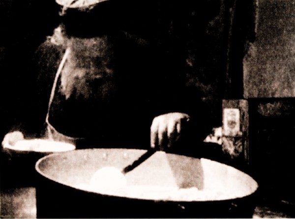 Ο μοναχός Γεώργιος Αγιοπαυλίτης στην κουζίνα της μονής