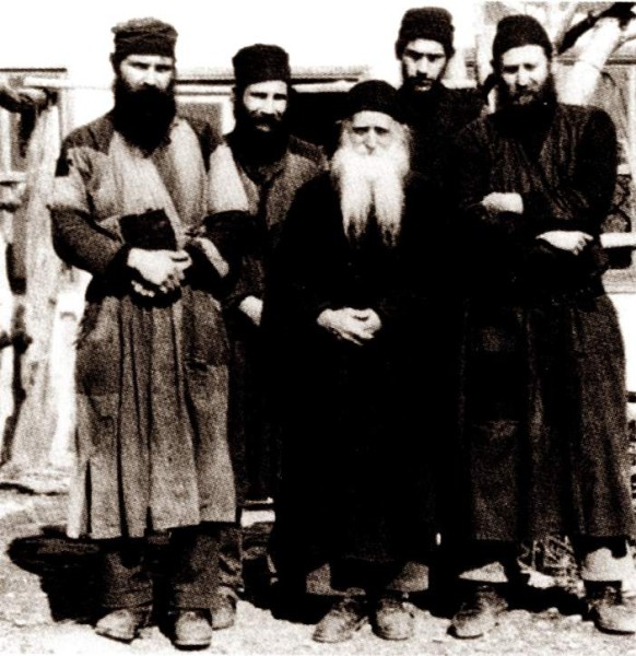 Ο ιερομόναχος Νεκτάριος (στο μέσον) με τον ιερομόναχο Ιωακείμ (δεξιά) και τον μοναχό Ευθύμιο. 