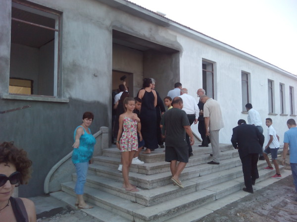 Οι νέοι μαθητές και οι γονείς τους, κατά την επίσκεψη του Οικ. Πατριάρχη στο κτίριο του Σχολείου τους