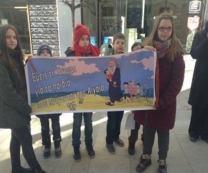 Παιδιά από κατηχητικό της Κοζάνης διαμαρτύρονται για το έγκλημα εναντίον των προσφύγων