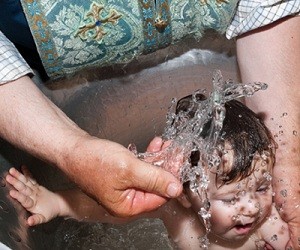 Ο άνθρωπος ζωοποιείται και ανακαινίζεται μέσω του βαπτίσματος