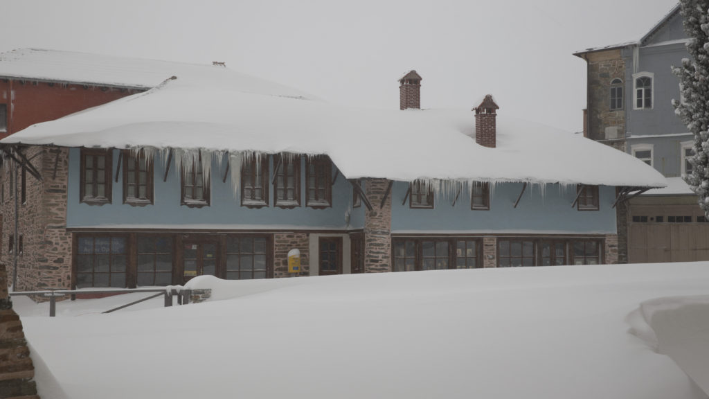 Εικόνες από το χιονισμένο τοπίο των Καρεών στο Άγιον Όρος