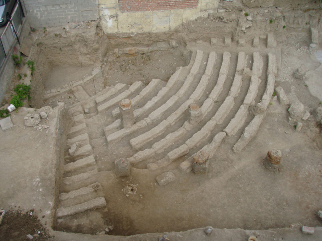 7.Αρχαίο Θέατρο Αχαρνών άποψη. Κερκίδες Α,Β,Γ από τα ΝΑ.