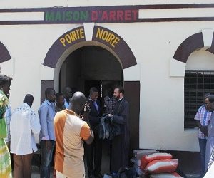 Ο Επίσκοπος Μπραζαβίλ επισκέπτεται τους φυλακισμένους του Pointe-Noire