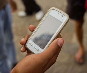 Πώς να χρησιμοποιούμε ασφαλέστερα το κινητό μας