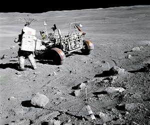 Οι θεωρίες συνωμοσίας για το ταξίδι μας στη Σελήνη