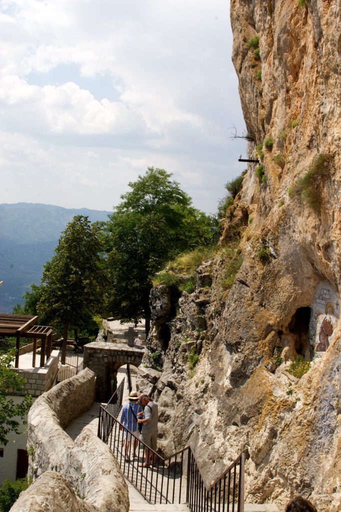 Του Κόσμου τα γυρίσματα – «Ο Άγιος Βασίλειος του Όστρογκ Μαυροβουνίου»