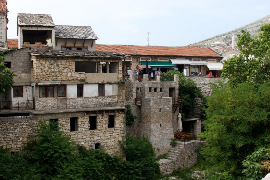 Του Κόσμου τα Γυρίσματα-Μόσταρ, η πόλη της Βοσνίας Ερζεγοβίνης, δίπλα στις όχθες του ποταμού Νερέτβα
