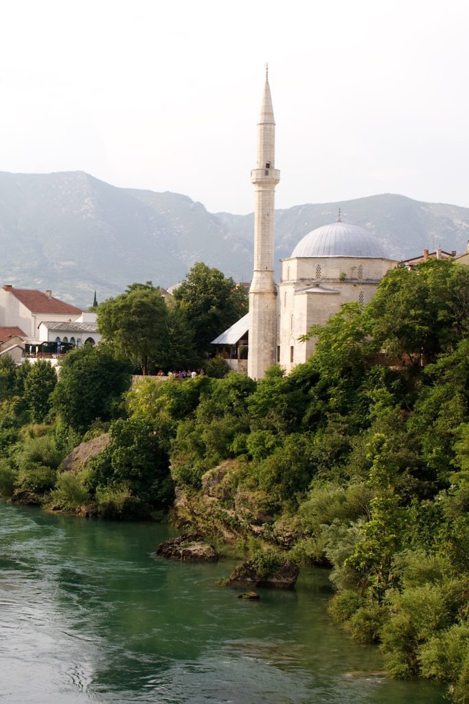 Του Κόσμου τα Γυρίσματα-Μόσταρ, η πόλη της Βοσνίας Ερζεγοβίνης, δίπλα στις όχθες του ποταμού Νερέτβα