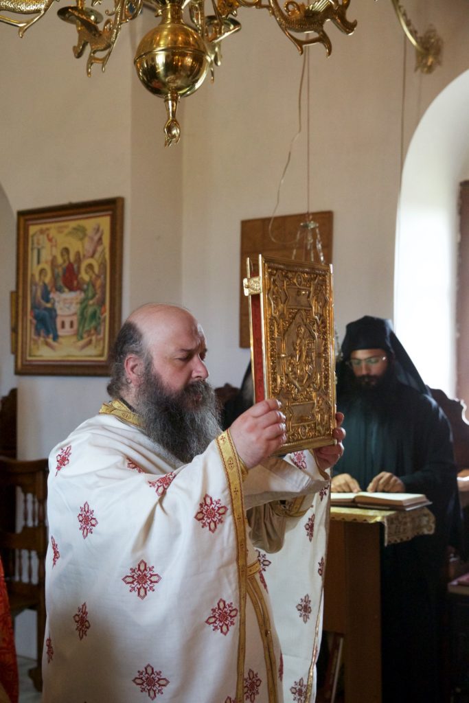 Άγιον Όρος: Πανηγυρική Θεία Λειτουργία στον Άγιο Γεώργιο τον Φανερωμένο, στην Άνω Καψάλα