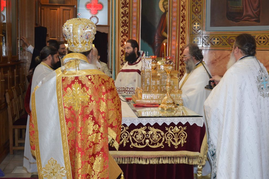 Δισαρχιερατική Θεία Λειτουργία ενώπιον της Αγίας Ζώνης στην Τρίπολη