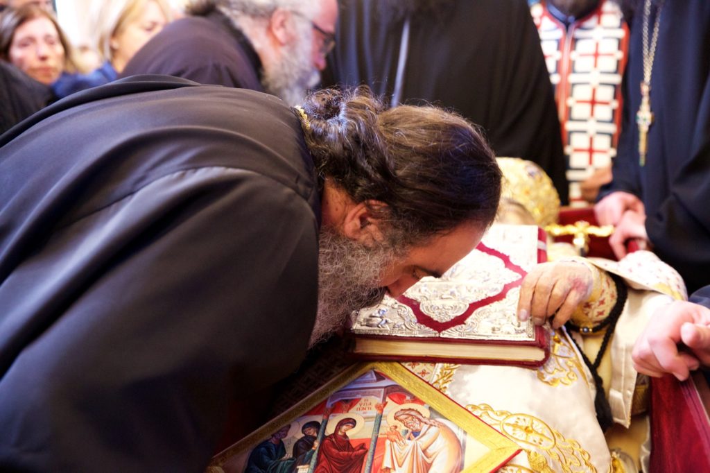 Ο τελευταίος ασπασμός στον επίσκοπο της αγάπης, της προσευχής και της φιλοπατρίας