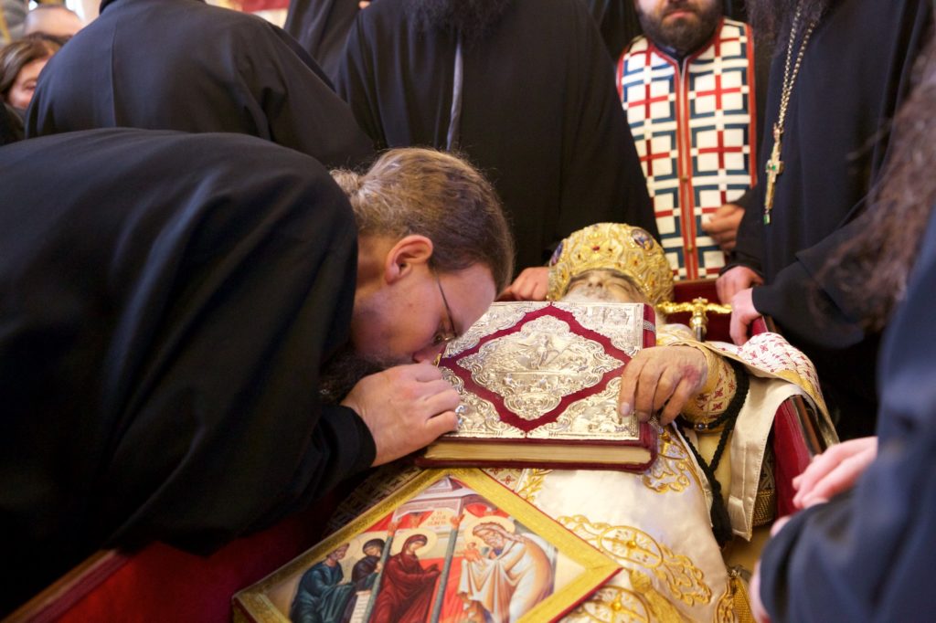 Ο τελευταίος ασπασμός στον επίσκοπο της αγάπης, της προσευχής και της φιλοπατρίας