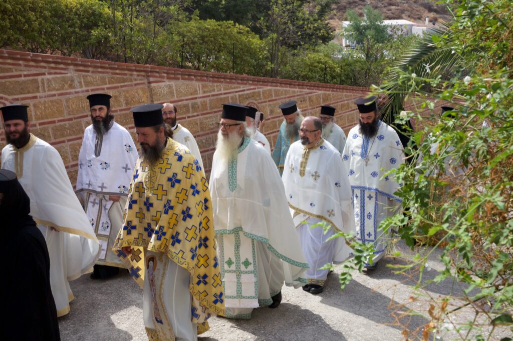 Του Κόσμου τα γυρίσματα: Στη λιτάνευση των ιερών Λειψάνων του Αγίου Νεκταρίου
