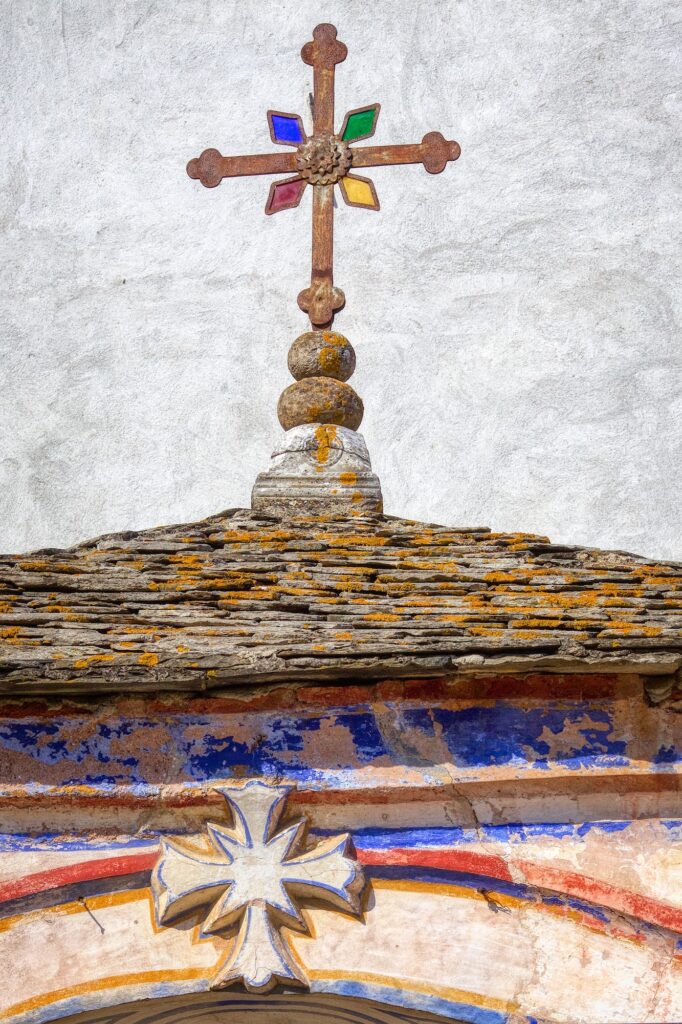 Του Κόσμου τα γυρίσματα: Άγιον Όρος, Ιερά Μονή Χιλανδαρίου, περίτεχνος Σταυρός στην είσοδο της Μονής