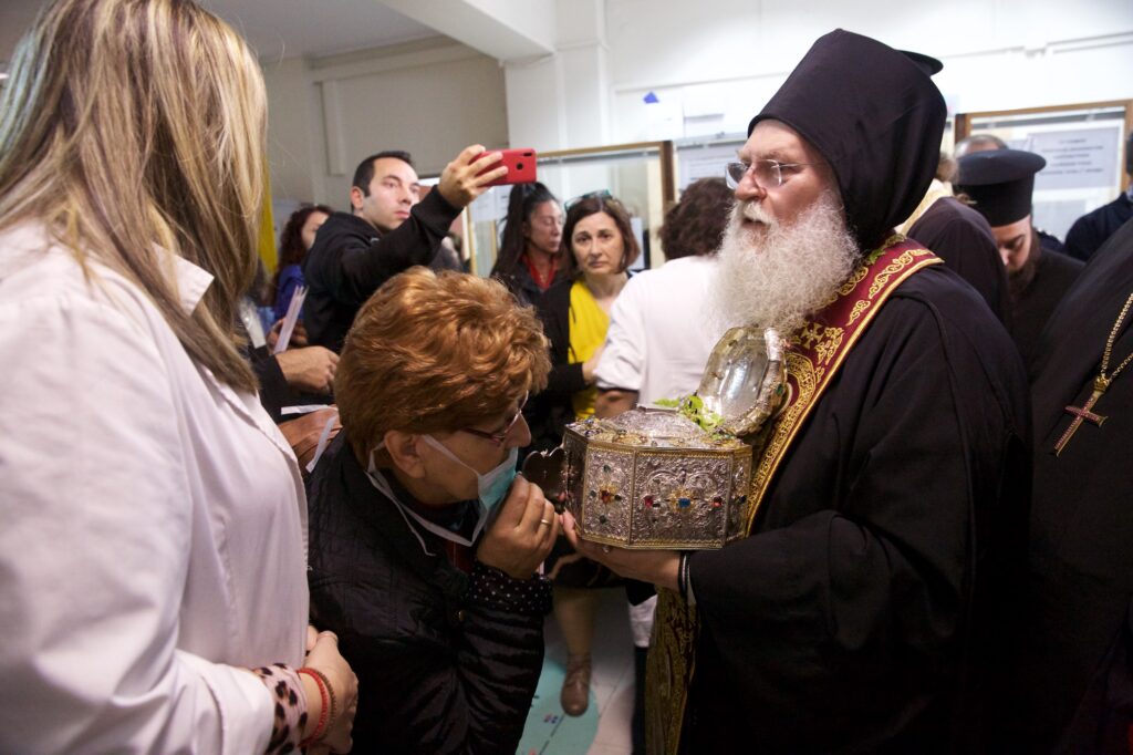 Η τιμία καρά του αγίου Ιωάννου του Χρυσοστόμου στο Θεαγένειο Νοσοκομείο προς ενίσχυση των ασθενούντων