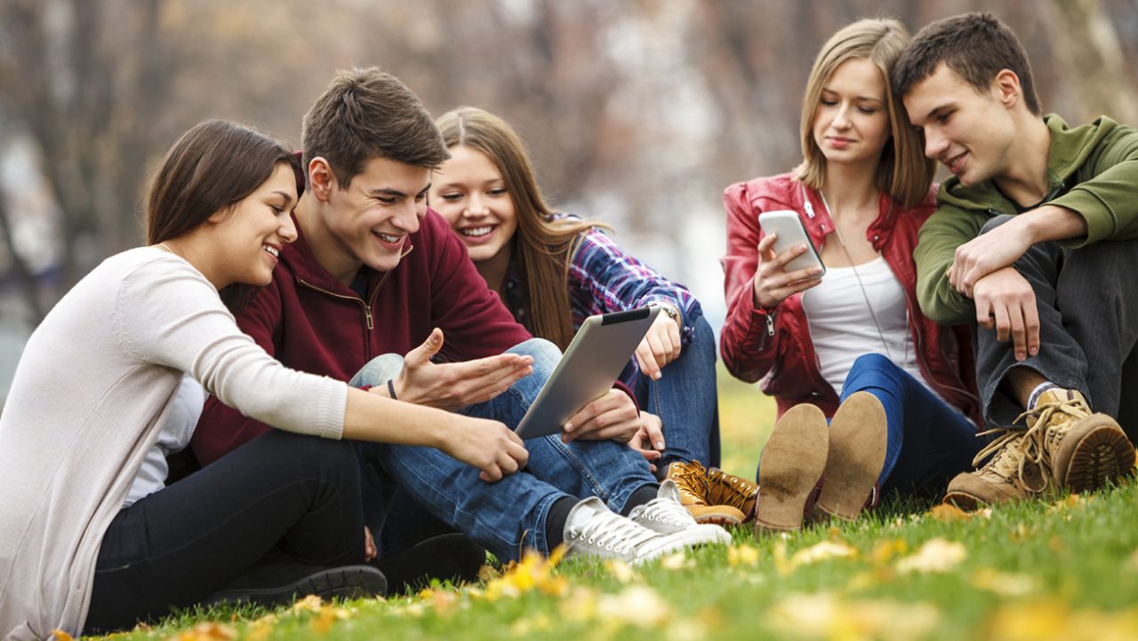 Сообщество молодежи. Молодые люди. Группа людей. Группа молодых. Студент с смартфоном на природе.
