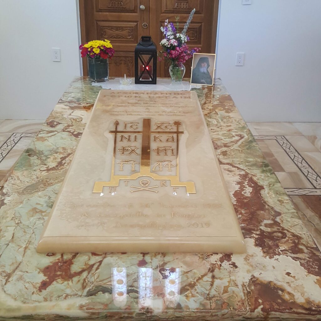 Ευλαβικό προσκύνημα στον τάφο του Γέροντα Εφραίμ Φιλοθεΐτη της Αριζόνας